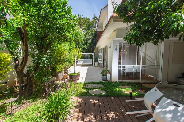 השחף 14, רמות מנחם