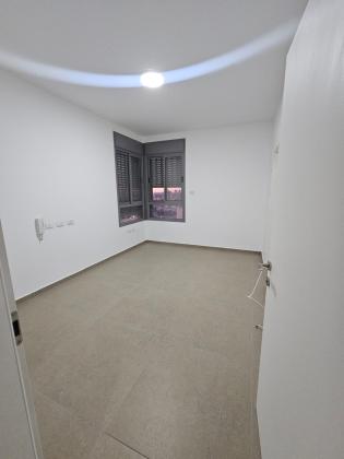 התקוה 1, מרכז אזרחי