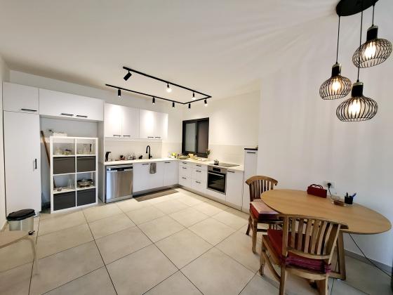 אהבת אדם, שרונה