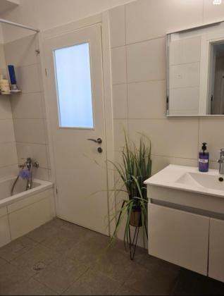 התקוה 1, מרכז אזרחי