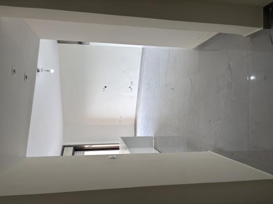 ברוך רם 21, רצועת המלונות