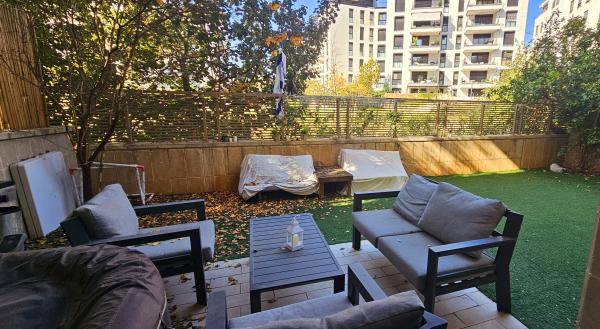 יאיר רוזנבלום 1, נווה זמר