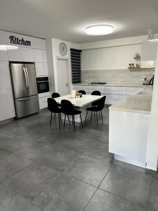 עץ האפרסק 13, מרכז העיר, יהוד מונוסון