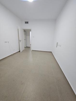 התקוה 1, מרכז אזרחי