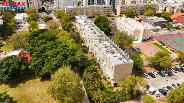 משה אבן עזרא 10, רובע ה