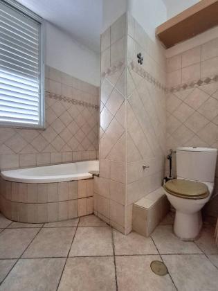 טירת צבי 6, נחלת יצחק