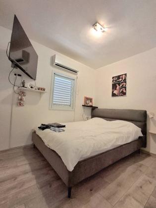 טירת צבי 6, נחלת יצחק