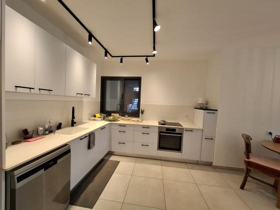 אהבת אדם, שרונה