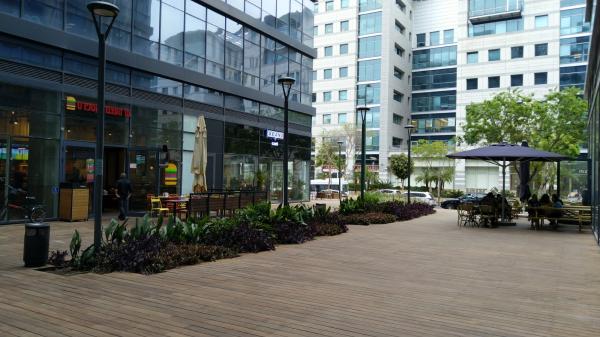 הברזל, אזור תעשיה עבר הירקון