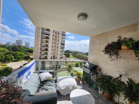 שתולים 61, עזרא והארגזים