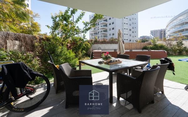 בשכונת זרובבל, הרצליה