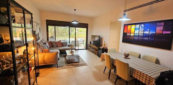 יאיר רוזנבלום 1, נווה זמר