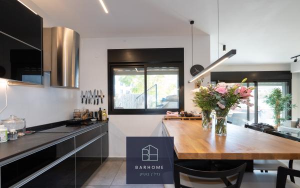 בשכונת זרובבל, הרצליה