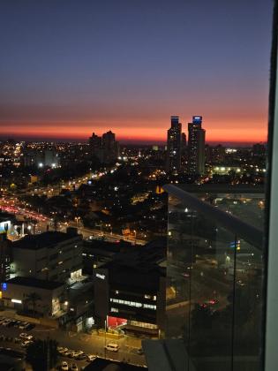 התקוה 1, מרכז אזרחי