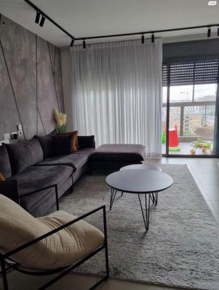 התקוה 1, מרכז אזרחי