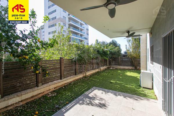 חמדה 26, נאות פרס