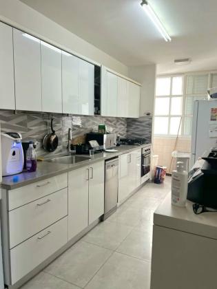 טירת צבי 6, נחלת יצחק