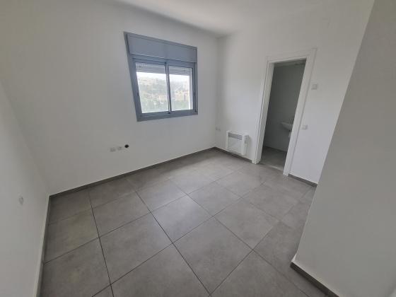 אדמונד סחייק 9, מלחה