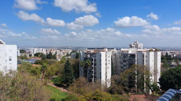 השחר 12, שיכון מזרחי