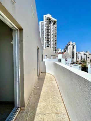 אירוס הארגמן 81, גבעת האירוסים