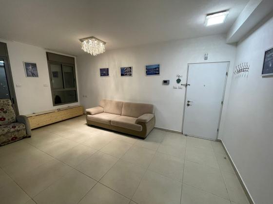 יצחק בן צבי 9, מרכז אזרחי