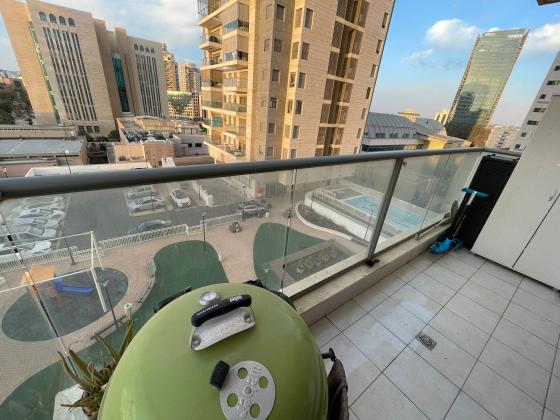 יצחק בן צבי 9, מרכז אזרחי