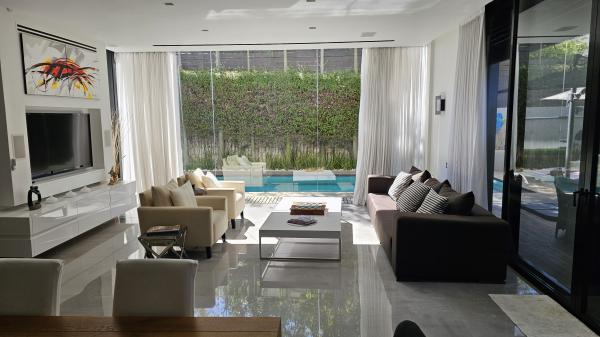 גלי תכלת, הרצליה פיתוח