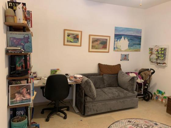 ים סוף 18, עג'מי