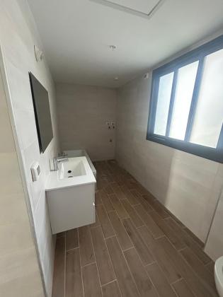 הפריגטה 12, רובע העסקים