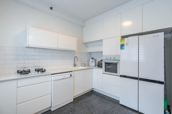 איסר הראל 4, בן גוריון, נווה אלון