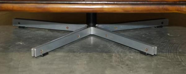 כורסת נוחות מסתובבת מעור בצבע