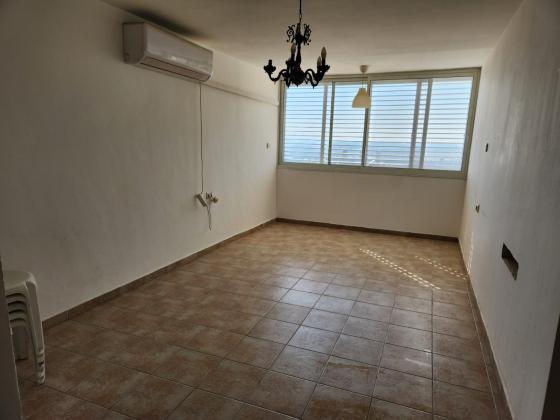 השומרון 9, פנחס ספיר