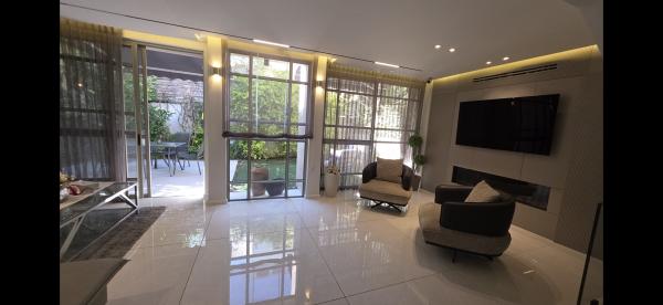 אבני חן 1, אבני חן