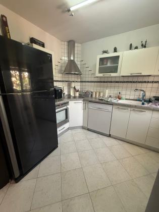 גיבור דניס, שכונה ו