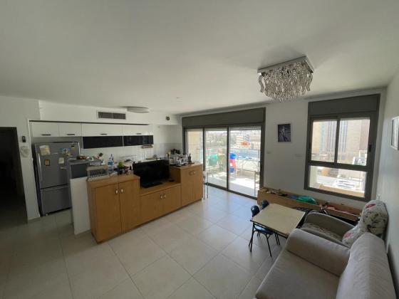 יצחק בן צבי 9, מרכז אזרחי