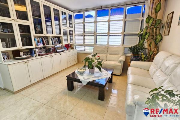 הרב צבי יהודה 10 (רמת הנשיא)