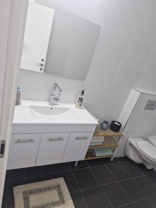 אריק איינשטיין 1, נווה שרון