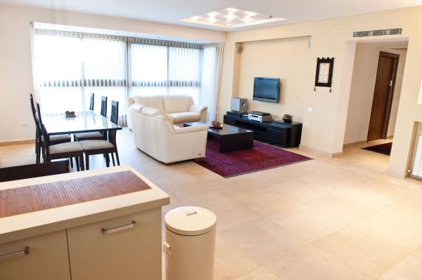 בנימין ד'ישראלי, טלביה