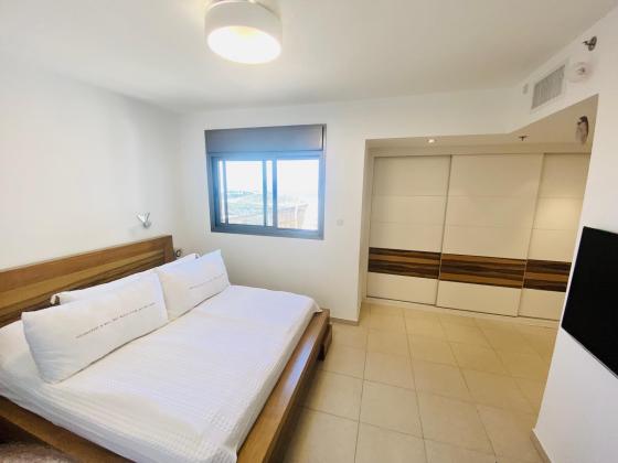 מנור אהוד 8, עיר ימים