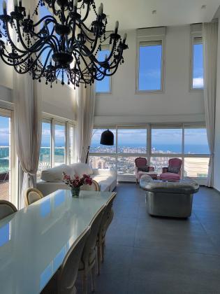 תאנה 11, קדמת דניה