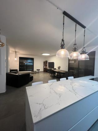 אריק איינשטיין 1, נווה שרון