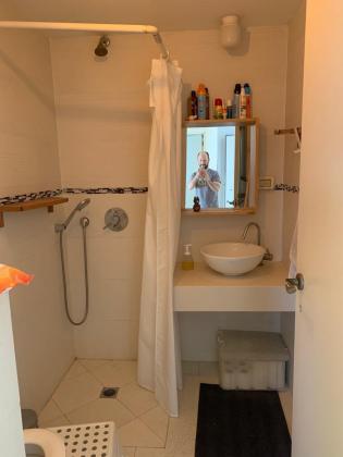 ים סוף 18, עג'מי