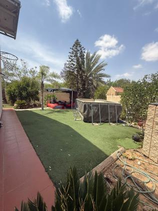 גיבור דניס, שכונה ו