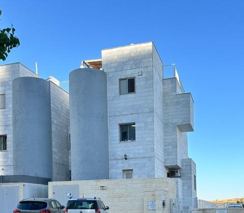 נחום הנביא 1, פסגות אפק