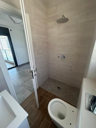 הפריגטה 12, רובע העסקים