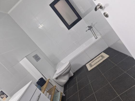 אריק איינשטיין 1, נווה שרון