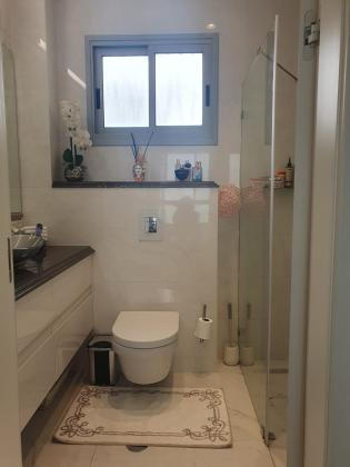 נתן יונתן 20, עיר ימים