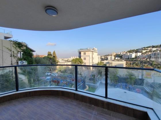 דישראלי, אחוזה