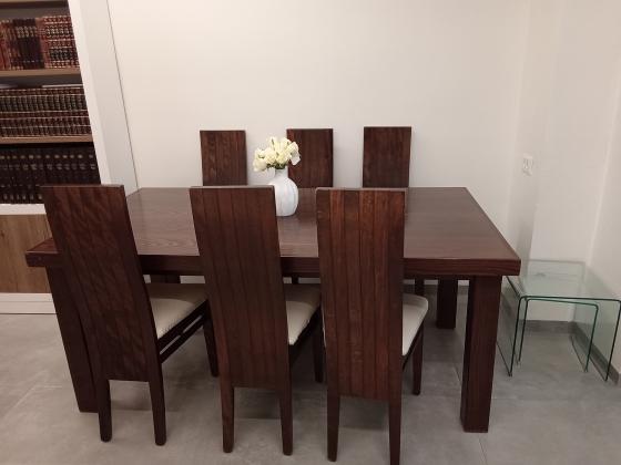 שולחן עץ מלא צבע חום