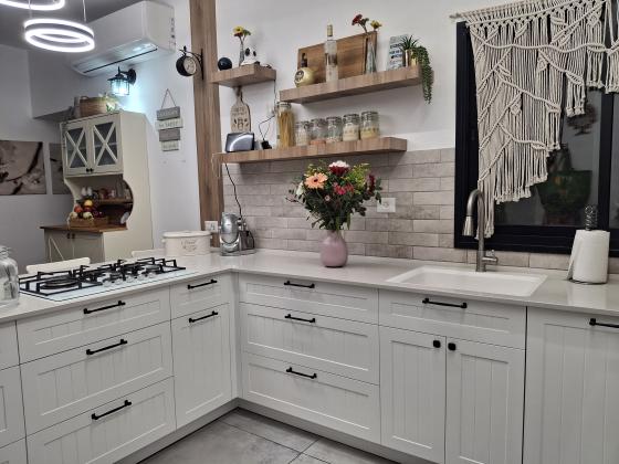 דרך ארץ 76, הפרחים